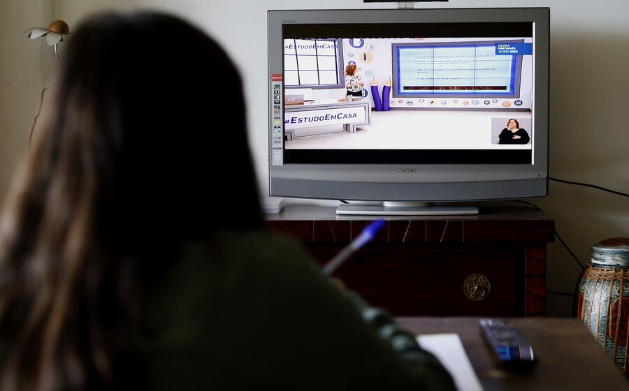 pais com filhos aulas à distância, remotas