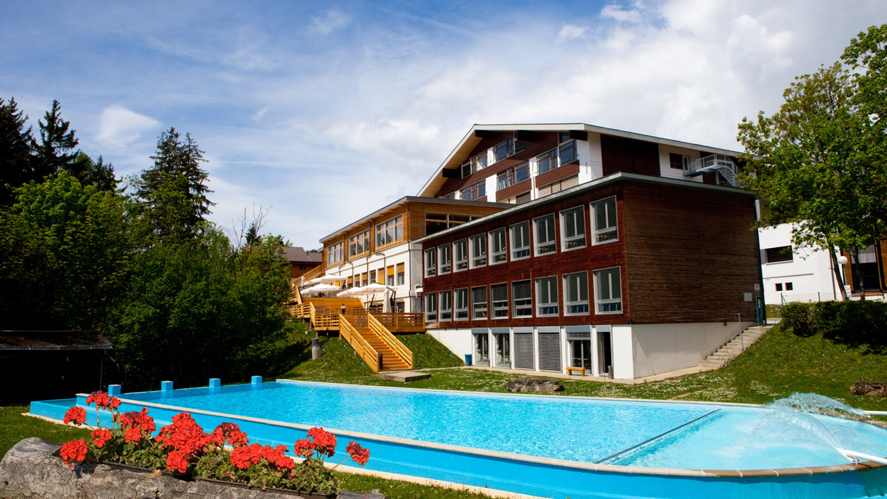 Resort de Ski Crans Montana, Suíça. Na escola Les Roches faz-se um balanço positivo do ensino remoto