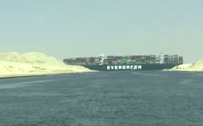 Bloqueio no canal do Suez deverá aliviar entre hoje e amanhã