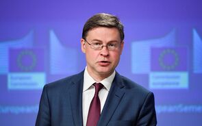 Comissário Dombrovskis apresenta nesta segunda-feira as previsões económicas para a Zona Euro.