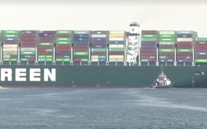 Navio de carga bloqueia Canal do Suez no Egito