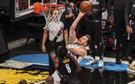 Cromo de Luka Doncic vendido por 4,6 milhões de dólares. É o mais caro na história da NBA