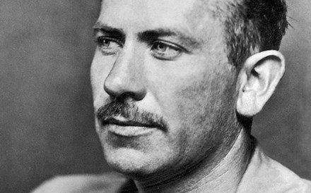 Steinbeck e amigos em busca de dinheiro e vinho tinto