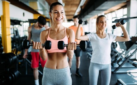 Halteres e roupa desportiva entram no cabaz da inflação no Reino Unido