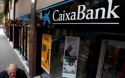Lucros do CaixaBank recuam 40% em 2022 com impacto da fusão com o Bankia