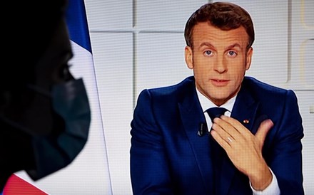Macron revê em alta crescimento de França este ano. E anuncia vacinação obrigatória para trabalhadores da saúde