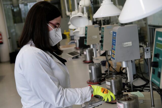 Preços na produção industrial na UE disparam 37% em abril