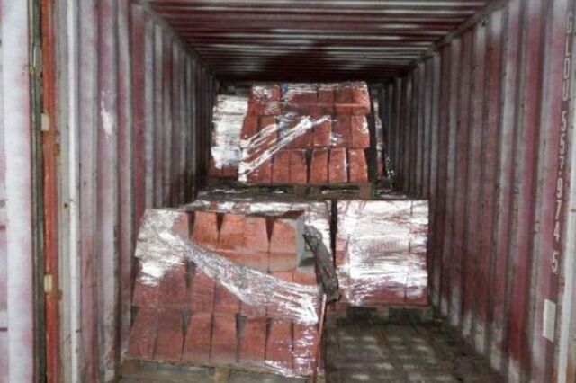 Operadora compra 36 milhões de dólares em cobre e recebe pedras pintadas