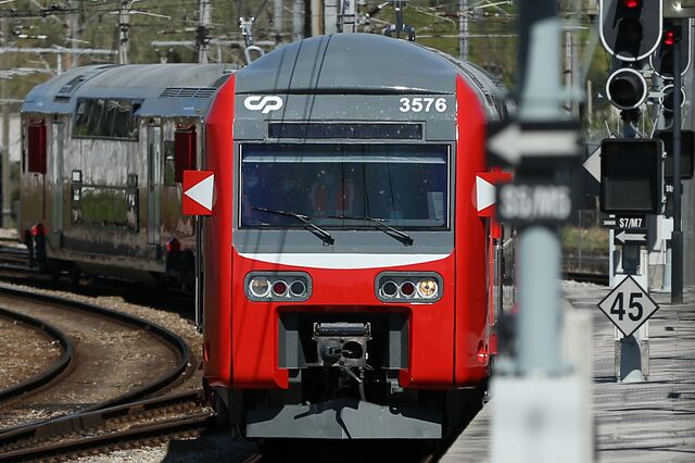 Comboio de dois pisos regressa à linha de Sintra/Azambuja depois de sete anos parado