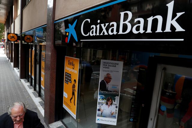 Lucros do CaixaBank recuam 40% em 2022 com impacto da fusão com o Bankia