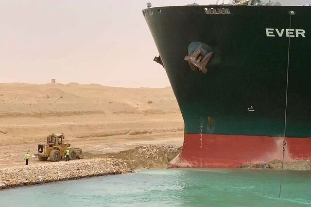 Navio encalhado causa engarrafamento no Canal do Suez