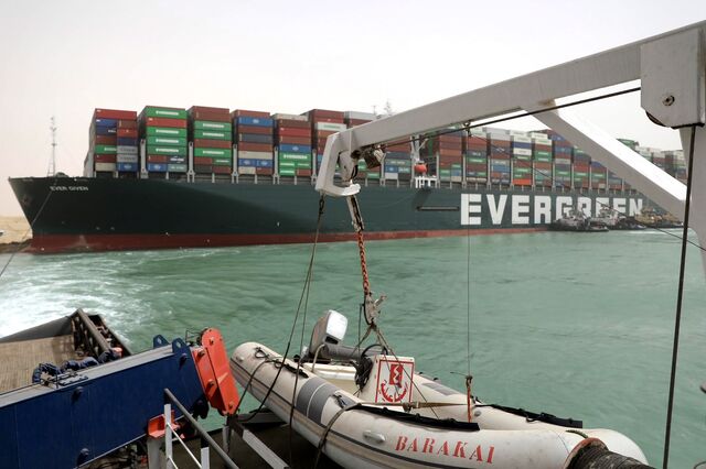 Egito quer indemnização superior a mil milhões de euros por encalhe de navio no Suez