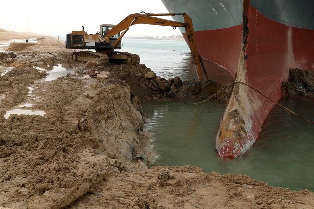 Equipa de elite em dificuldades para resgatar navio encalhado que está a bloquear o Canal do Suez 
