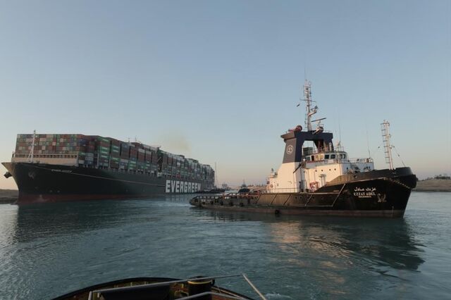 Bom tempo no canal. Tráfego no Suez volta a fluir após navio ter sido desencalhado 