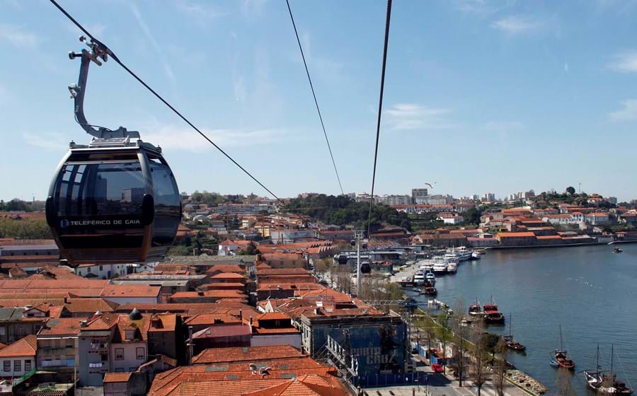 O teleférico entre o Jardim do Morro e o Cais de Gaia começou a funcionar a 1 de abril de 2011.