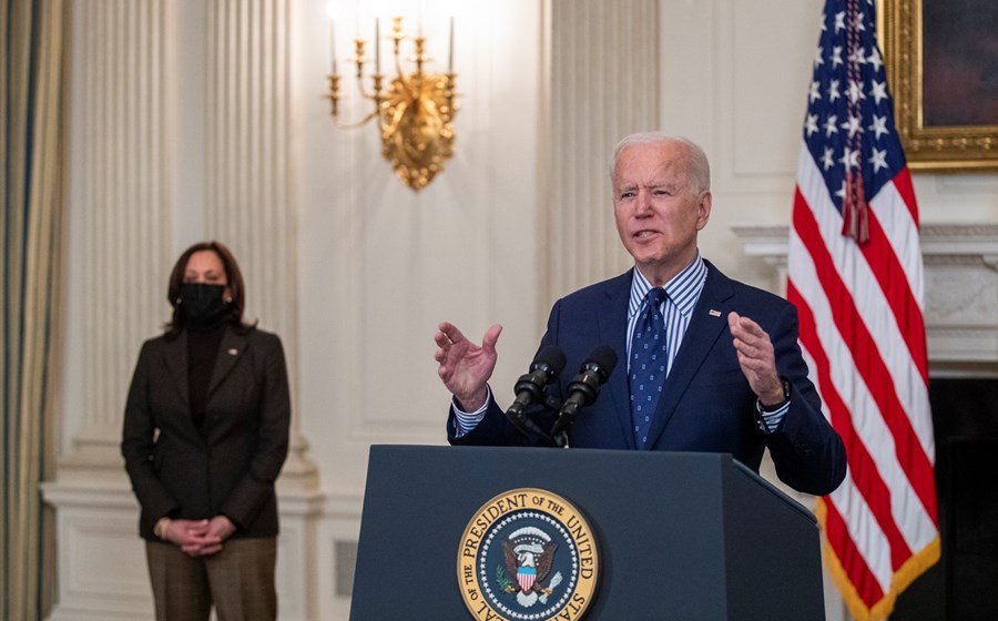 A administração Biden aprovou um plano de 1,9 biliões de dólares para ajudar a economia dos Estados Unidos a recuperar da crise da covid.
