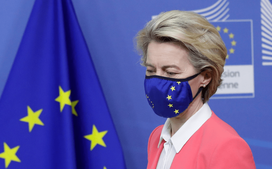 A presidente da Comissão Europeia, Ursula von der Leyen, tem sido criticada pelos atrasos na vacinação.