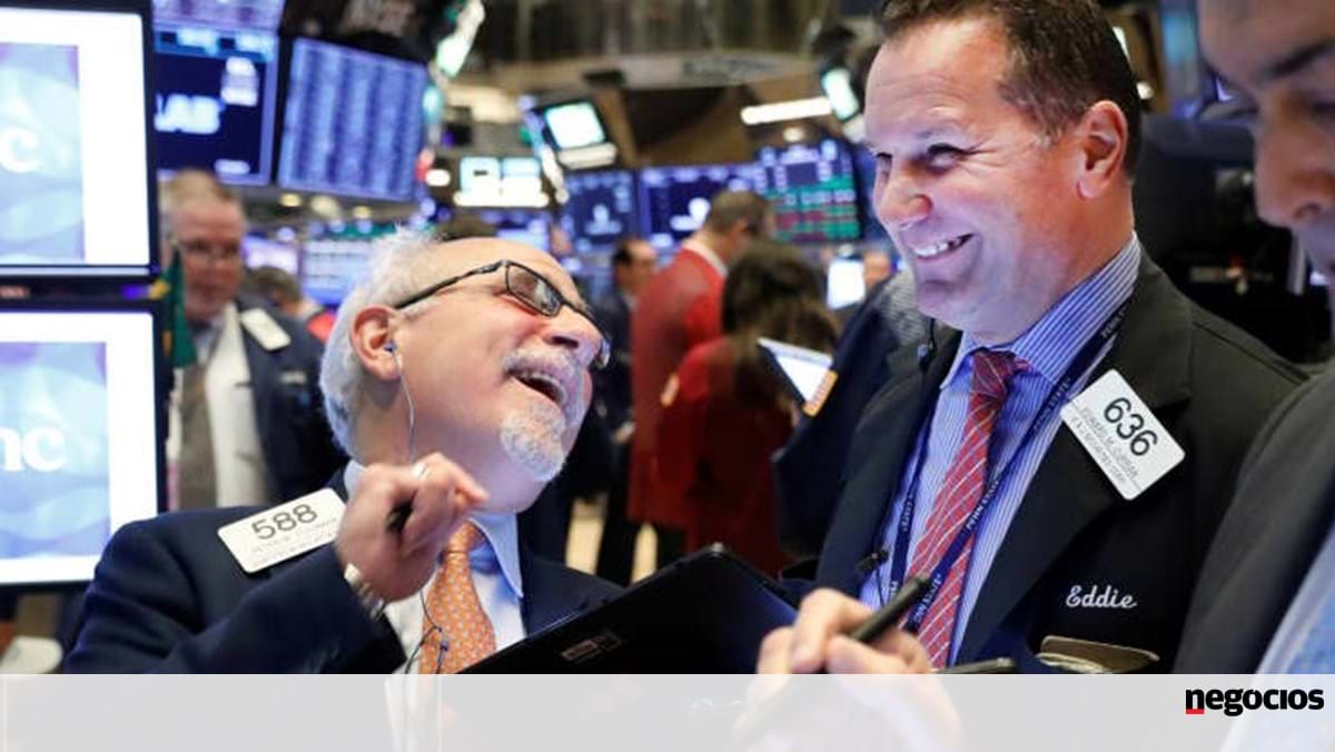 Filled with the historic highs of Wall Street.  The Dow Jones is on the verge of 40,000 points – the Stock Exchange