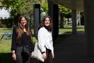 As primas Maria (23 anos) e Mariana Teles (19 anos) são netas do capitão de mar e guerra Mário Teles. A mais velha estuda Engenharia Eletrotécnica. A mais nova (à direita) é aluna de Jornalismo.  