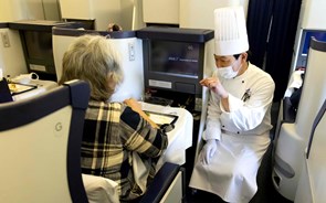 Companhia aérea japonesa serve refeições de luxo em avião parado na pista
