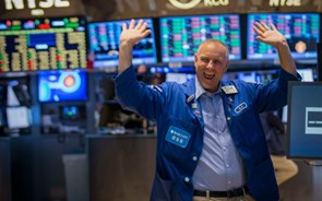 'Rally' em Wall Street não abranda. S&P e Nasdaq somam sexto dia de ganhos