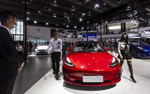Tesla recolhe mais de 800 mil veículos devido a defeito em 'software'