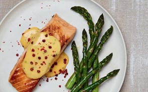 Recrie em casa o salmão com molho holandês e toranja rosa de Gordon Ramsay