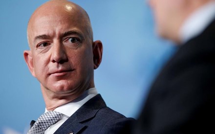 Jeff Bezos vai ao espaço no primeiro voo da Blue Origin