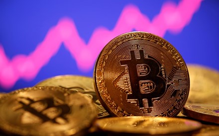 Bitcoin atinge novo máximo histórico acima dos 66.200 dólares