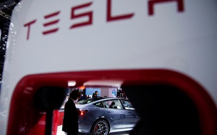 Michael Burry aumenta aposta na queda da Tesla. Ações desvalorizam quase 20% em maio