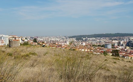 BCP tenta vender 111 “campos de futebol” de terrenos às portas de Lisboa   