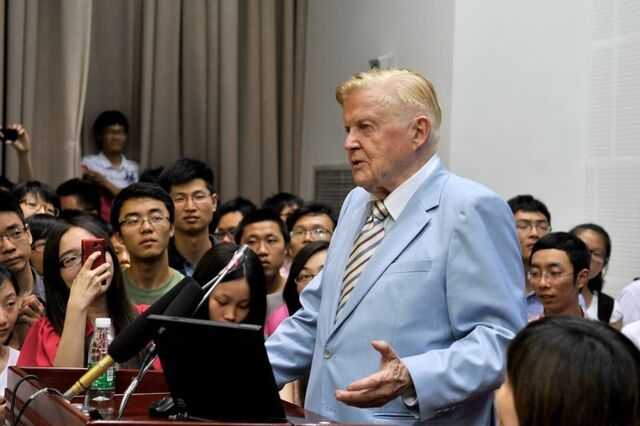 Nobel da Economia Robert Mundell, pai intelectual do euro, morreu em Itália