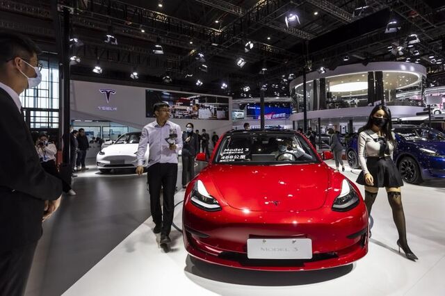 Senadores dos EUA pedem investigação a afirmações da Tesla sobre sistema de condução autónoma