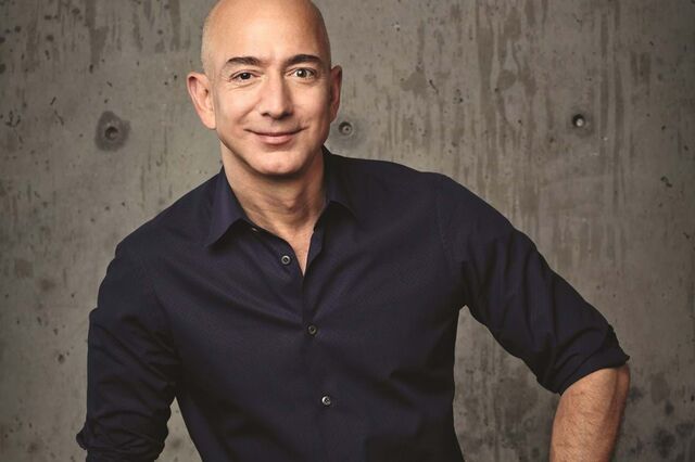 Protestos a favor de aumento de impostos para os mais ricos chegam à porta do patrão da Amazon