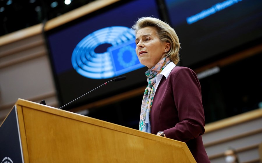 A Comissão Europeia liderada por Ursula von der Leyen defende que a suspensão das regras orçamentais deve ser levantada para todos os países ao mesmo tempo, possivelmente em 2023.