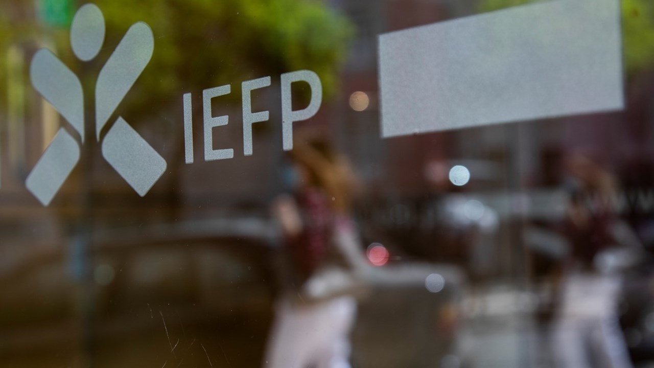 Empresas com dívidas ao IEFP podem receber apoios - Política - Jornal de  Negócios