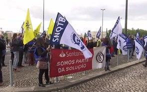 Cerca de 100 bancários protestam em Lisboa contra despedimentos anunciados pelo Santander 