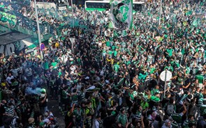 Milhares de adeptos junto ao Estádio do Sporting sem respeitar distanciamento