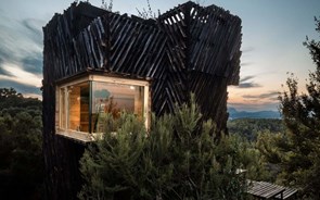 Esta cabana no meio da natureza é 100% sustentável e foi pensada para o isolamento