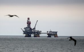 Emirados vão incentivar OPEP a aumentar produção de crude. EUA também pedem mais