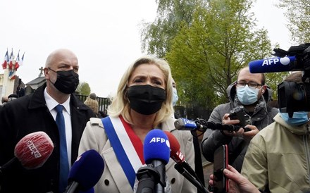 Le Pen alerta Macron para o risco de 'guerra civil' em França