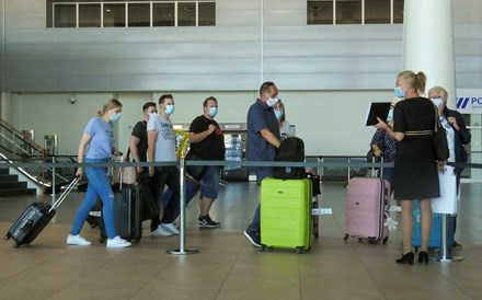 Passageiros aéreos e marítimos sem teste negativo arriscam multa até 800 euros