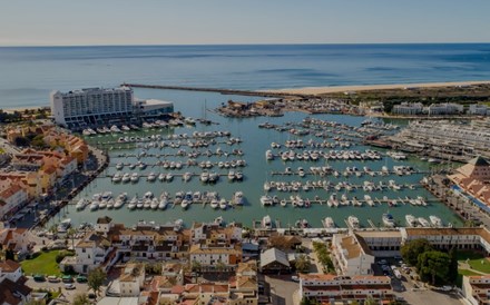 Dono do Novo Banco vende resort Vilamoura World a investidores portugueses e à Arrow