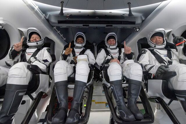 Quatro astronautas regressam da estação espacial em cápsula da SpaceX