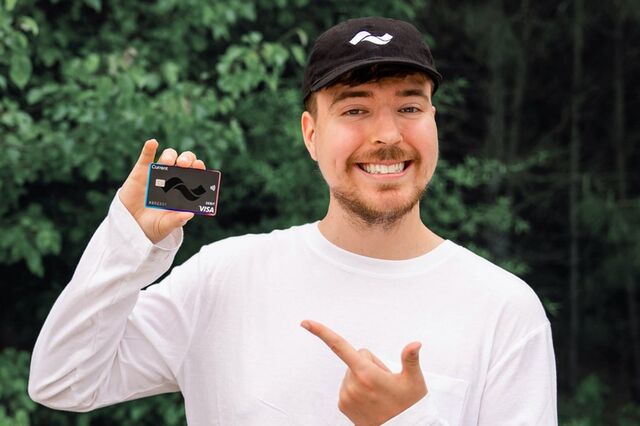 Distribuir dinheiro ou dar carros: a receita viral que permitiu a um jovem de 22 anos conquistar milhões no YouTube