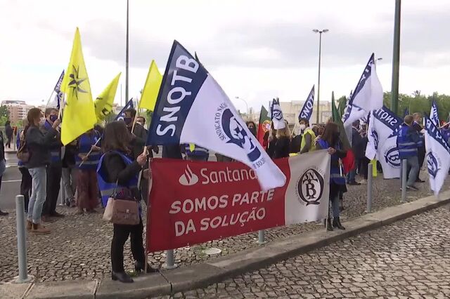 Cerca de 100 bancários protestam em Lisboa contra despedimentos anunciados pelo Santander 