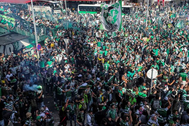 Milhares de adeptos junto ao Estádio do Sporting sem respeitar distanciamento