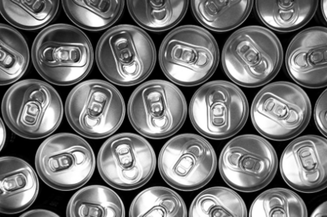 Taxa até 15 cêntimos na compra de garrafas de água, latas de cerveja e de refrigerantes 