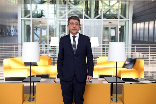 A nossa vergonha alheia por José Gomes Ferreira