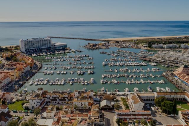 Dono do Novo Banco vende resort Vilamoura World a investidores portugueses e à Arrow